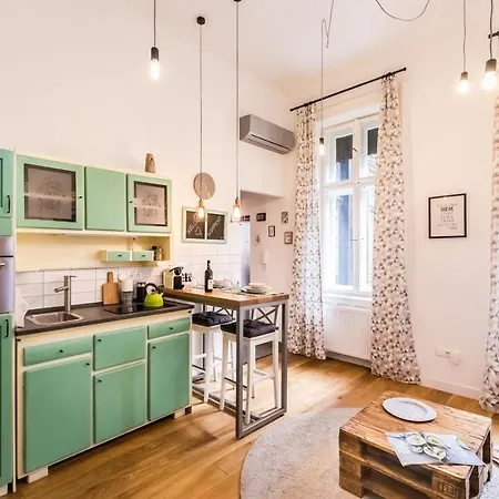 Hip Loft Style Near Vaci Street Apartment Budapest