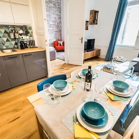 Hip Loft Style Near Vaci Street Apartment Budapest